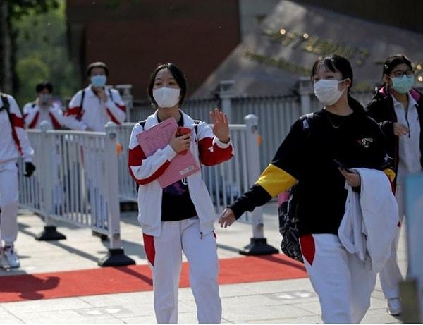 Çin'de de okullar açılmaya başladı. Çin'in başkenti Pekin'deki bir okuldan çıkan öğrencilerin hepsinde maske var.