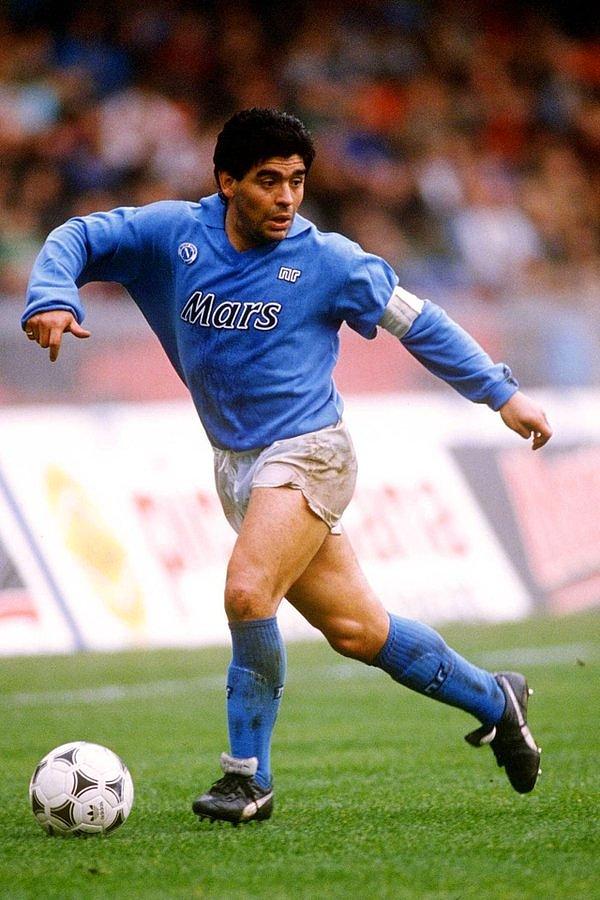 3. İtalya’da korona virüs salgınına yakalananlara yardım için düzenlenen açık artırmada, Maradona’nın Napoli forması 55 bin Euro’ya satıldı.