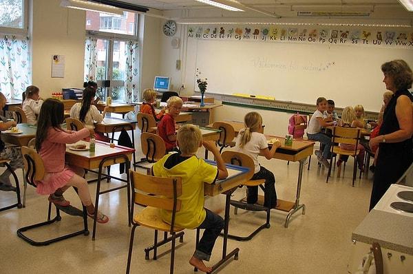 İsveç'te 16 yaşına kadar olan çocuklar hala okula gidiyor. Okullar sadece 16 yaş üstü için kapalı.