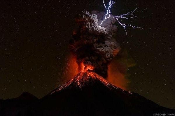 8. Meksika'da bulunan Colima Yanardağı patlamasından bir kare.