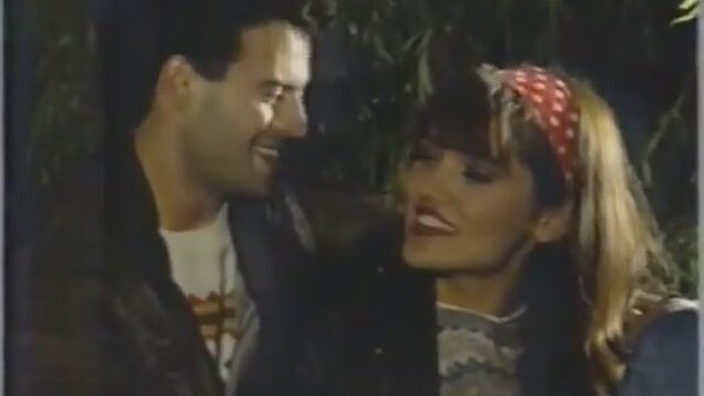 1. Hakan Peker'in 1991 yılında çıkan 'Kaldı Bende' klibinde 1996 yılında çıkış yapacak olan Demet Akalın'ı görüyoruz.
