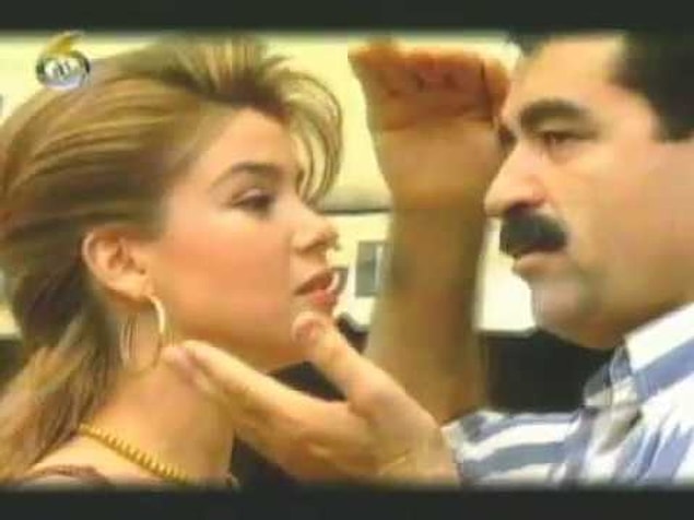 2. İbrahim Tatlıses'in 1994 yılında çıkan 'Haydi Söyle' klibinde de müzik yaşamına 1997 yılında başlayacak olan Gülben Ergen'i görüyoruz.