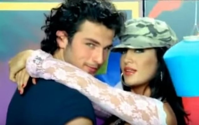 13. Listenin en şaşırtanlarından biri herhalde bu. Yakışıklı oyuncu Birkan Sokullu bir dönem Tuba Ekinci'nin Kutu Kutu klibinde oynamış.