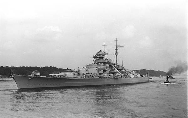 Otto von Bismarck'ın ismi verilen gemi ise 14 Şubat 1939'da suya indirilmişti ve 241 metre uzunluğunda, 41,700 ton ağırlığındaydı.
