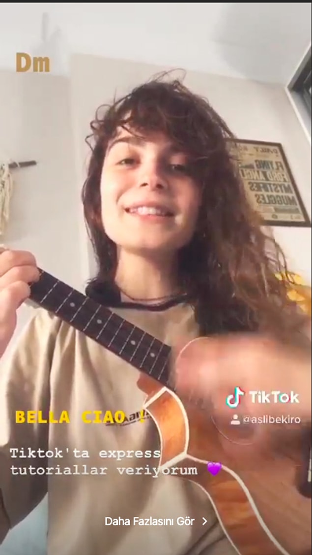 11. Aslı Bekiroğlu ukulelesiyle konserler veriyor...