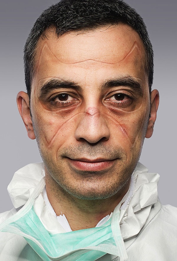 На картине, созданной Лидией Милованович, которая является старшим арт-директором McCann Beograd, изображены медицинские работники с отпечатками масок супергероев на лицах.