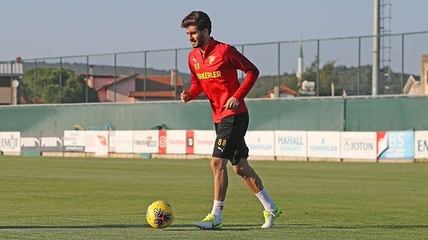 10. Göztepe'de futbolcular, belirlenen kurallar dahilinde gruplar halinde antrenmanlara başladı.