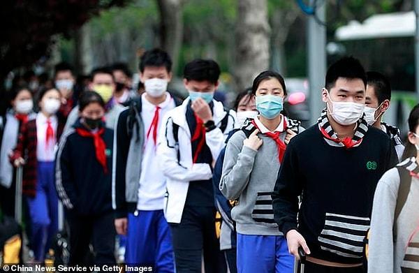 Yaklaşık 15 milyon nüfusu olan Guangzhou'da öğrenciler okula kabul edilmeden evvel her birine test yapıldı.