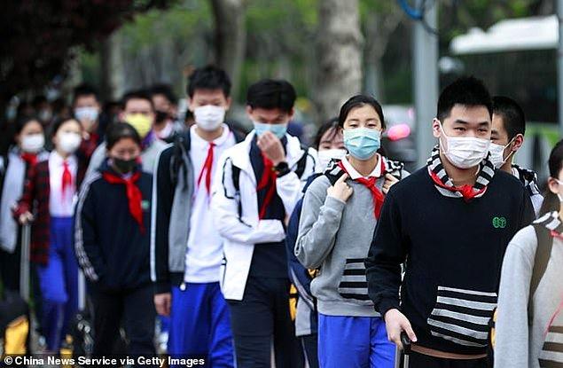 Yaklaşık 15 milyon nüfusu olan Guangzhou'da öğrenciler okula kabul edilmeden evvel her birine test yapıldı.