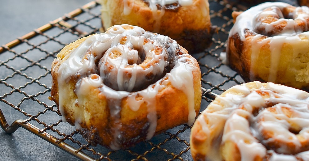 Tarçınlı Rulo Tarifi: Enfes Sosuyla Puf Puf Kabaran Tarçınlı Rulo Nasıl Yapılır?
