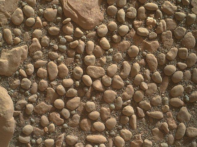 7. "Çakıl taşları gibi görünüyor. Fakat bu fotoğraf bizim gezegenimizde değil, Mars'ta çekildi."