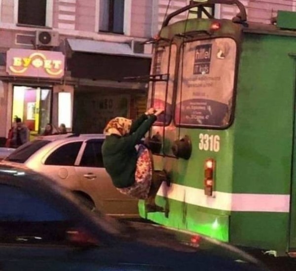 9. А нашим бабушкам легко можно сниматься в боевиках: