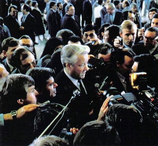 7. Самый популярный депутат Ельцин больше других привлекает внимание журналистов.