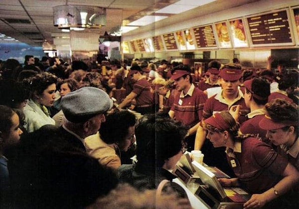 17. «Предатель!» — кричит отставной полковник одному из демонстрантов, пришедших в 1990 году на Красную площадь с требованием покончить с «коммунизмом».