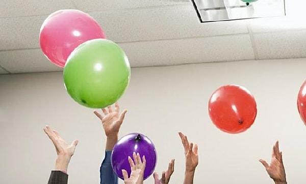 2. Balonla oynayabileceğiniz bir sürü hareketli oyun var. Üstelik top gibi bir şeyleri devirip kırma derdi de yok!
