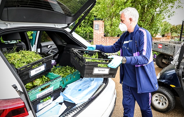 6. Tottenham Teknik Direktörü Jose Mourinho, kulüp bahçesinde yetiştirilen sebze ve meyvelerin stadyum içerisinde yer alan yardım merkezine taşınmasına destek verdi.