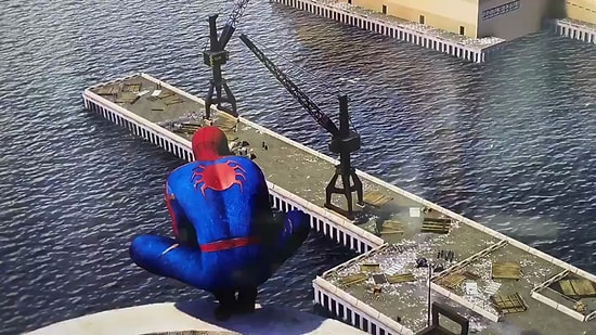 Spiderman Oynayan Şanslı Adam: Camdan Gördüğü Manzara ile Oyundaki Manzarası Aynı