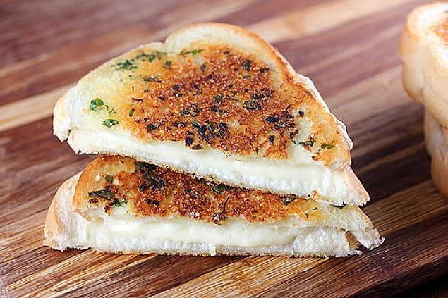 Klasiklerden vazgeçemeyenlere: Sarımsaklı Ekmek Tostu