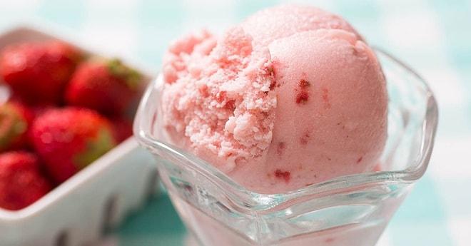 Çilekli Dondurma Tarifi: Evde 3 Malzeme İle Nefis Çilekli Dondurma Nasıl Yapılır?