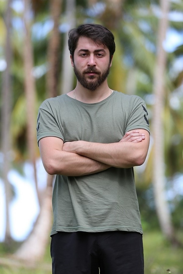 Eski Survivor yarışmacılarından Semih Öztürk, şimdilerde Survivor Extra programında Survivor yorumculuğu yapıyor.