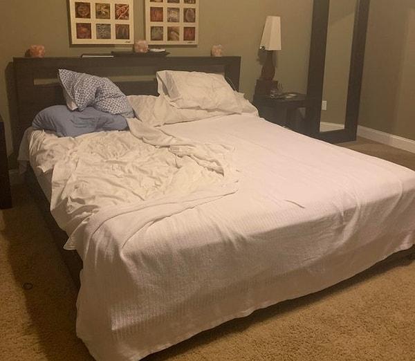 4. "Eşim bu sabah çok sinirliydi, bu nedenle yatağın yalnızca kendi yattığı tarafını düzeltti."