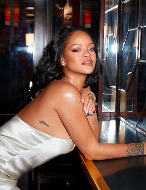 Övmelere Doyamadık! Karantinadan Pozlar Paylaşan Rihanna Her Zamanki Gibi Yürekleri Hoplattı