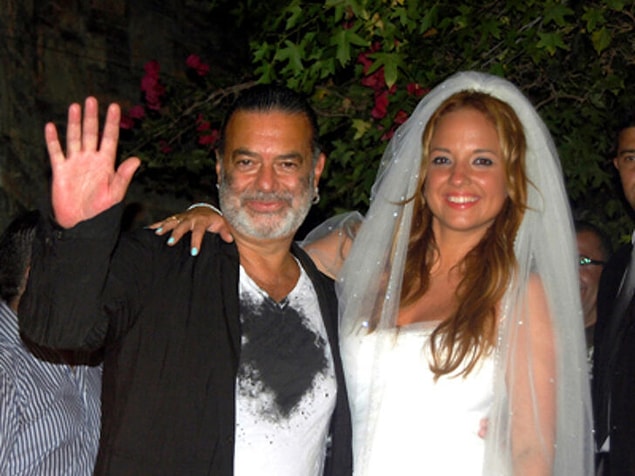 Hemen burda küçük bir parantez açıp devam edelim. Ayşe Özyılmazel, reklamcı Ali Taran ile 2011 yılında evlenip 10 ay sonra da boşandı. Ali Taran'ın eski eşi Selma Desmond'un kanser tedavisi görmesi ve boşandıktan 17 gün sonra evlenmesinin sorumlusu olarak da Ayşe Özyılmazel gösterildi. İki kişinin verdiği kararı erkek üzerinden değil kadın üzerinden sorgulamak, linç seven medyanın işine gelmişti.