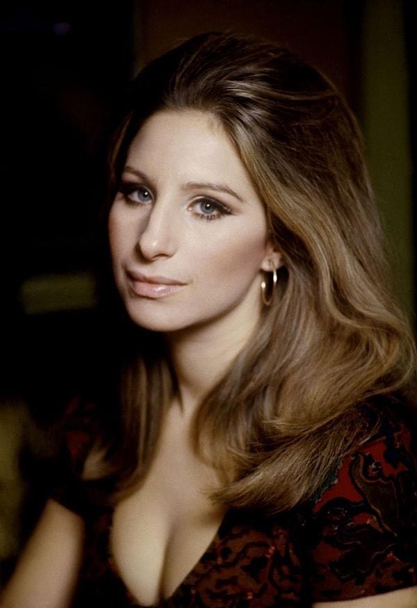 Şarkıcı ve oyuncu olan Barbara Streisand bunun en güzel örneklerinden biridir mesela. Eminim birçok insan burun ameliyatı olması konusunda ona baskı kurmuştur.