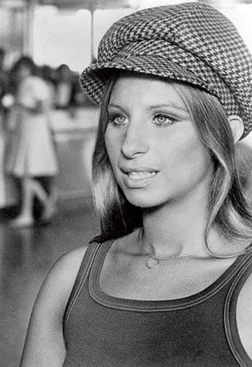 Şarkıcı ve oyuncu olan Barbara Streisand bunun en güzel örneklerinden biridir mesela. Eminim birçok insan burun ameliyatı olması konusunda ona baskı kurmuştur.