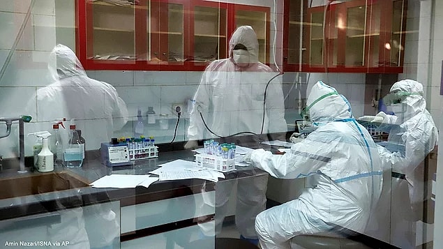Yaklaşık 30 bin sağlık çalışanına koronavirüs bulaştı.