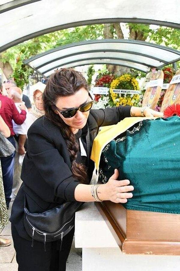 11. Hamdi Alkan'ın eşi Selen Görgüzel'in, Enis Fosforoğlu'nun cenazesinde tabuta sarılarak eşine poz vermesi.