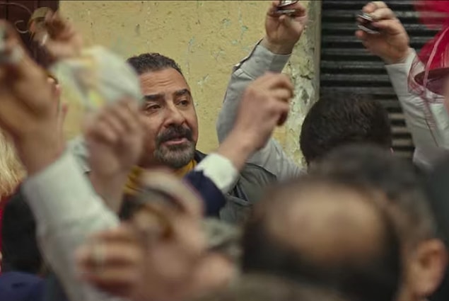Bizim ekibin yine felaketler başından eksik olmadığı başka bir sahne daha: Düğün alayının ortasında kalmaları ve komiser Salih'in sinir krizi geçirdiği dakikalar...