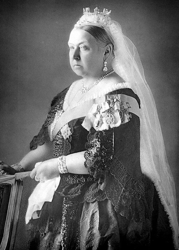 7. Kraliçe Victoria, Kensington Sistemi'ne göre yetiştirilmişti. Bu yüzden çoğu insandan uzak duruyor, bir saat bile yalnız kalamıyor ve gününün her saatini planlanana göre yaşıyordu.