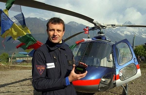 12. 2005'te bir adam Everest Dağı'nın zirvesine helikopterle iniş yaptı. İki gün sonra ise ilk seferin şanstan ibaret olmadığını kanıtlamak için tekrar iniş yaptı.