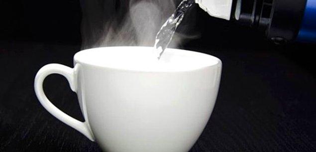 Kahve aktarılmadan önce bardağınızı sıcak suyla çalkalamanız kahvenin aromasını daha net almanızı sağlıyor.
