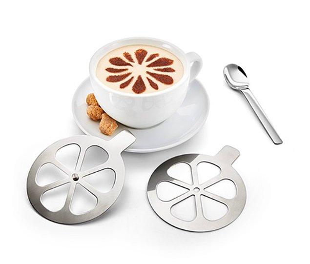 Kahvenin üzerinde motifler oluşturmak için hazır desen kalıpları ve kurabiye kalıplarından faydalanabilirsiniz.