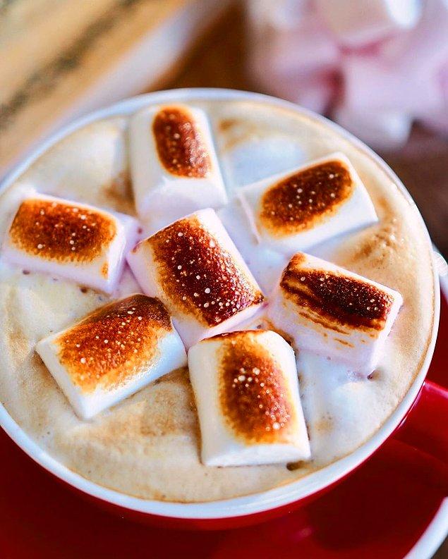 Kızarmış marshmallowlar kahveleri süslemekle kalmıyor, harika bir aroma da katıyor.