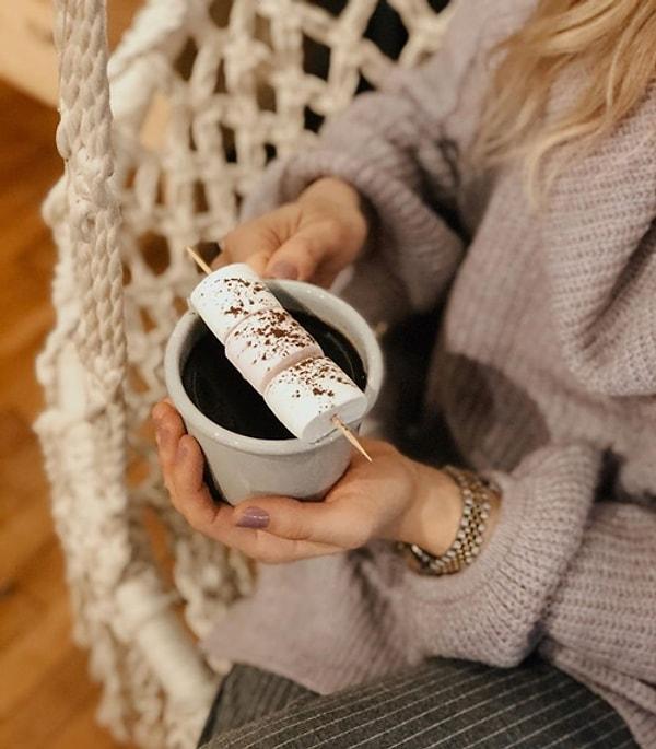 Marshmallow ve kahve ikilisini farklı tarzda sunmak isteyenler için: