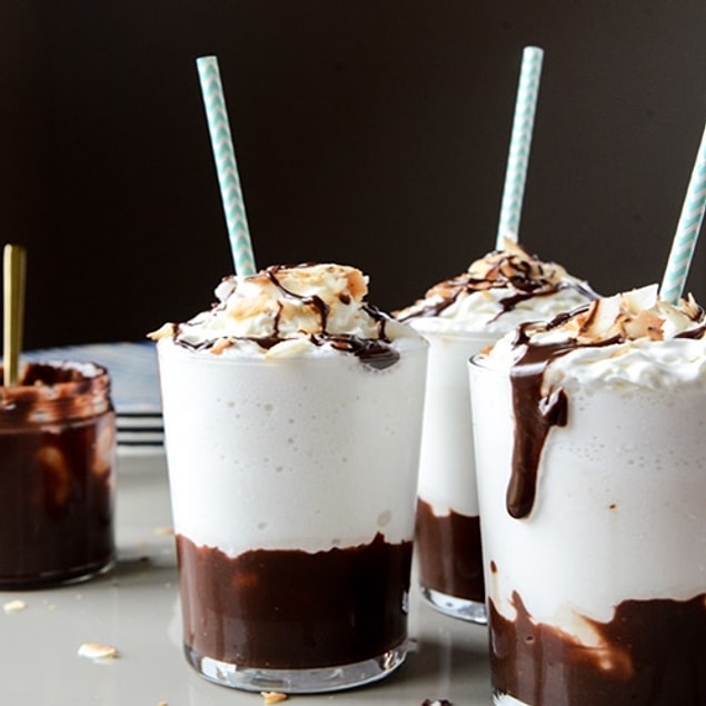 Frappuccino, frappe gibi soğuk kahvelere kıvam kazandırmak için ise sütü buz ile birlikte çırpmak yeterli oluyor.