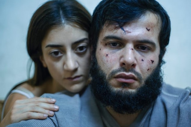 Bir yandan kocasıyla birlikte İsveç'ten kalkıp IŞİD karanlığının tam ortasına yani Rakka'ya gelen Pervin'in (Gizem Erdoğan) özgürlüğüne kavuşma mücadelesini,