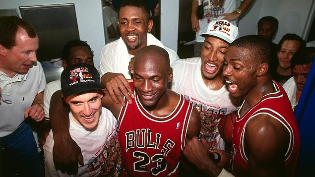 Last Dance'de Jordan, Rodman ve Pippen üçlüsünün başarı hikayesi hem sporcuların anlatımlarıyla hem de geriye dönüşlerle etkileyici bir biçimde ele alınıyor.