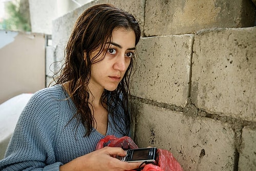 İnsanlarda merak uyandıran gerçeklikten uzak olmayan hikayesiyle ve dört dörtlük oyunculuklarıyla -özellikle Gizem Erdoğan müthiş oynamış- bu yılın izlenmesi gereken dizilerinden biri.