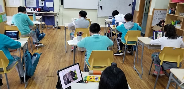 Çin'in Hangzhou şehrinde çalışan bir öğretmen, Facebook aracılığıyla karantinadan sonraki okul süreci hakkında bilgilendirmeler yaptı.