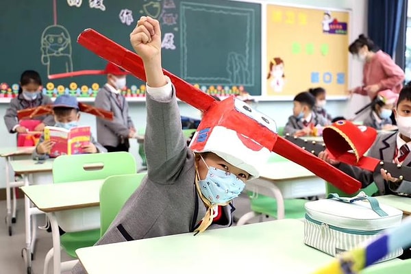 Hangzhou'da çocuklar birbirleriyle sosyal mesafeyi korumayı unutmamak için el yapımı bu şapkaları takıyorlar: