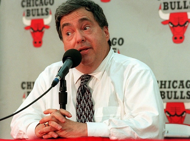 Belgesel-mini diziyi izlerken Chicago Bulls'un yönetimini de yakından tanıyoruz. Burada çok önemli bir isim yer alıyor: Jerry "Jerome" Krause.
