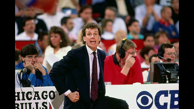 Efsanevi koç Phil Jackson'a gelmeden önce Burada bir önceki koç Doug Collins'in de hakkını yemeyelim. İnanılmaz bir şekilde sınıf atlatıyor takıma.