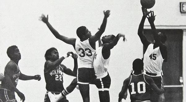 1982 yılında NBA'deki önemli rakiplerinden biri olan Patrick Ewing'in karşı takım  Georgetown Hoyas'da olduğu NCAA Şampiyonluğu maçında maçı kazandıran basketi attı.