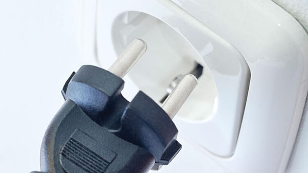 Anahtarından kapattığınız çay makinesi, kahve makinesi gibi ürünlerin fişini de mutlaka prizden çekin. Kapalı durumda olsa bile, voltaj dengelemek için harcanan enerji de size fatura olarak yansıyacak.