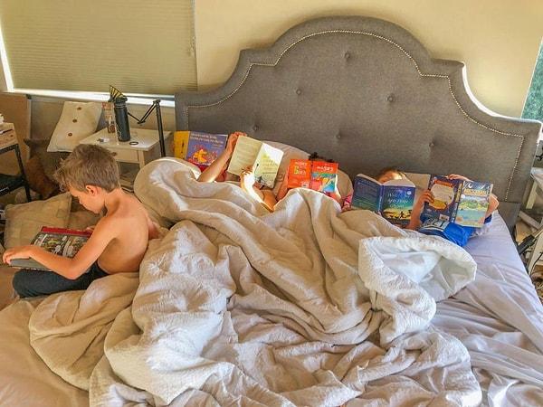 Molly, Facebook üzerinden beş çocuğunun birlikte bir battaniyenin altında kitap okuduğu bu fotoğrafı paylaştı.