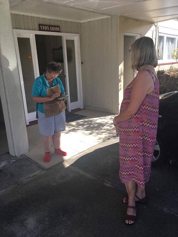 1. Эта семья помогает своей пожилой соседке, которая не может связаться со своими детьми в карантине, потому что не может подключиться к интернету: